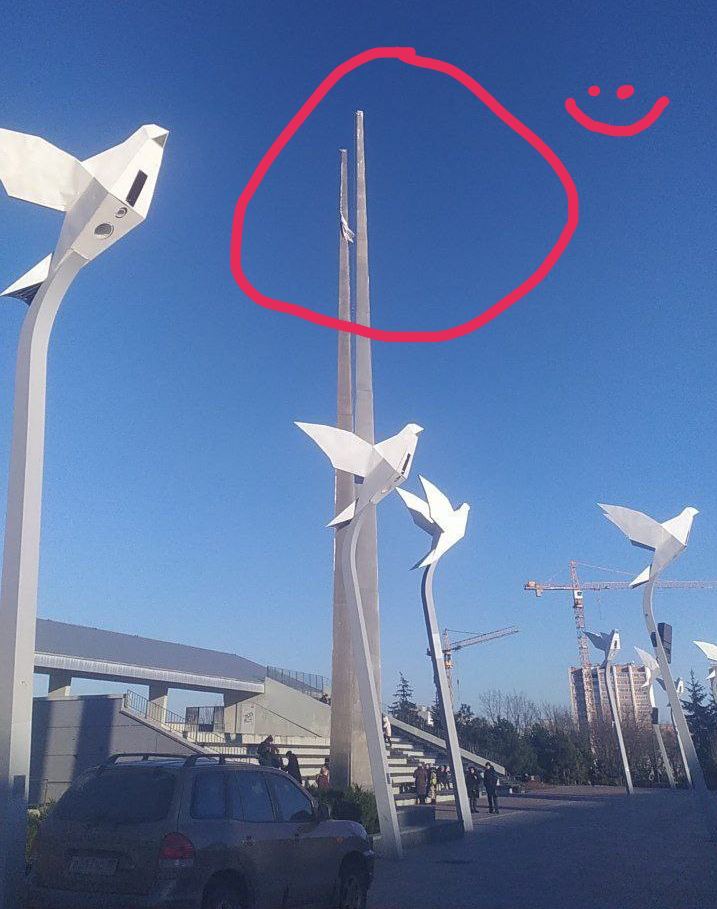 На головній площі Маріуполя зник російський прапор